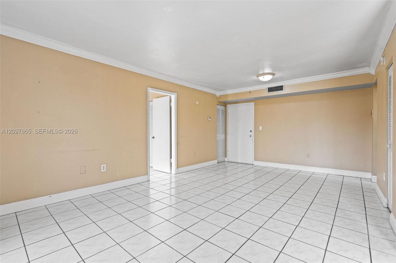 4713 NW 7th St , Unit 404-1, Miami, FL 33126 Photo