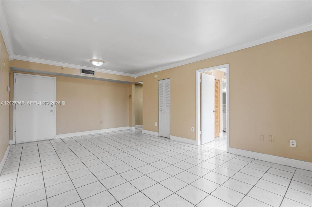4713 NW 7th St , Unit 404-1, Miami, FL 33126 Photo