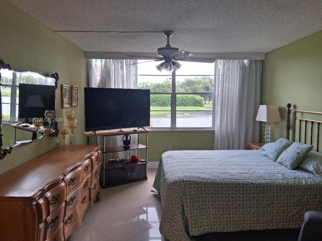 1200 St Charles Pl, Unit L19, Pembroke Pines, FL 33026 Photo