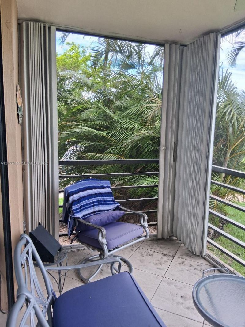 1200 St Charles Pl, Unit L19, Pembroke Pines, FL 33026 Photo