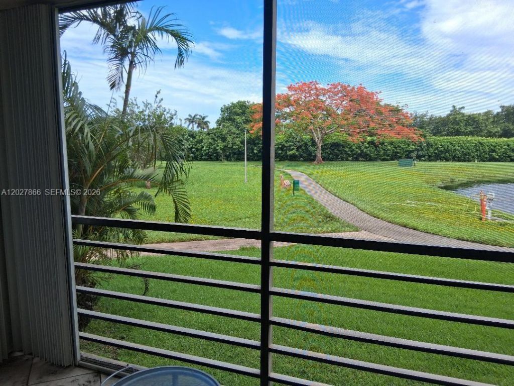 1200 St Charles Pl, Unit L19, Pembroke Pines, FL 33026 Photo