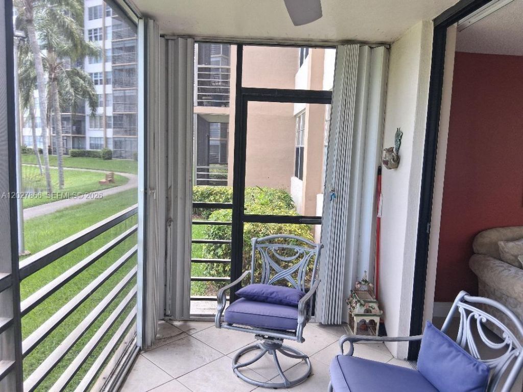 1200 St Charles Pl, Unit L19, Pembroke Pines, FL 33026 Photo