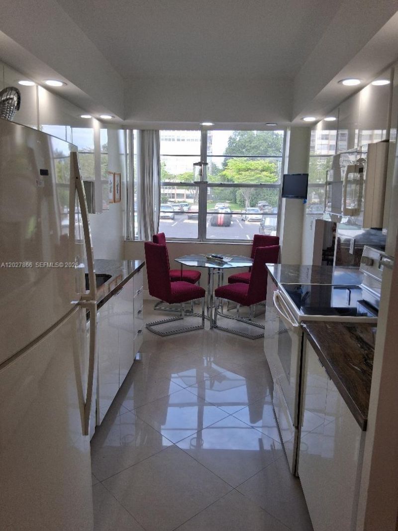 1200 St Charles Pl, Unit L19, Pembroke Pines, FL 33026 Photo