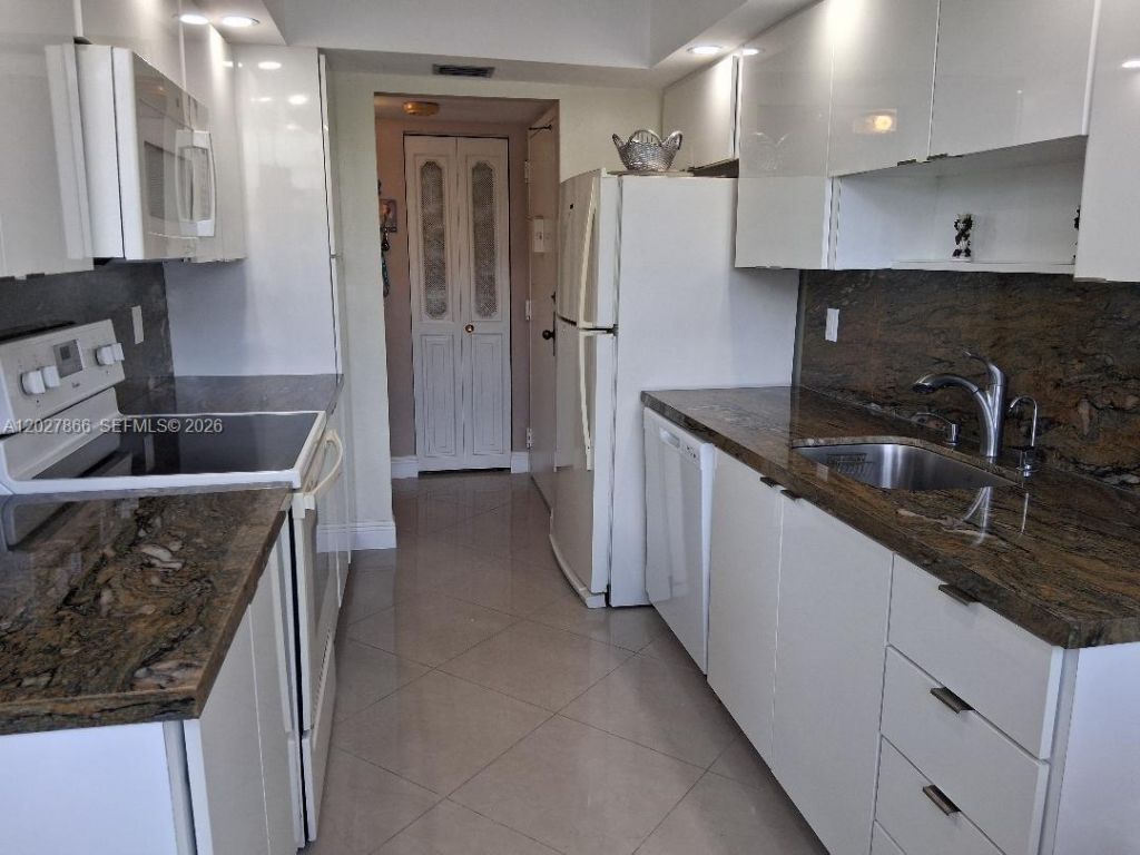 1200 St Charles Pl, Unit L19, Pembroke Pines, FL 33026 Photo