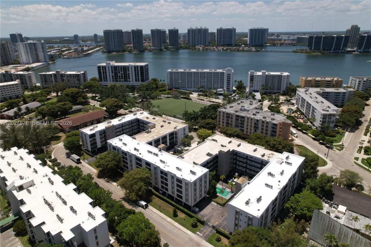 201 178th Dr , Unit 315, Sunny Isles Beach, FL 33160 Photo