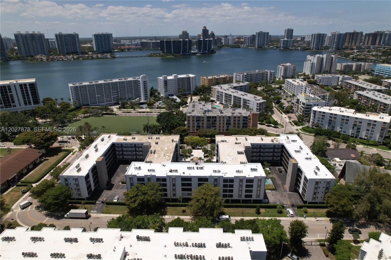 201 178th Dr , Unit 315, Sunny Isles Beach, FL 33160 Photo