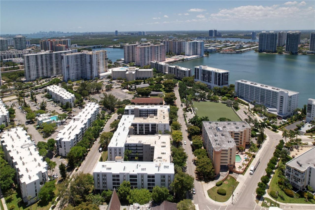 201 178th Dr , Unit 315, Sunny Isles Beach, FL 33160 Photo