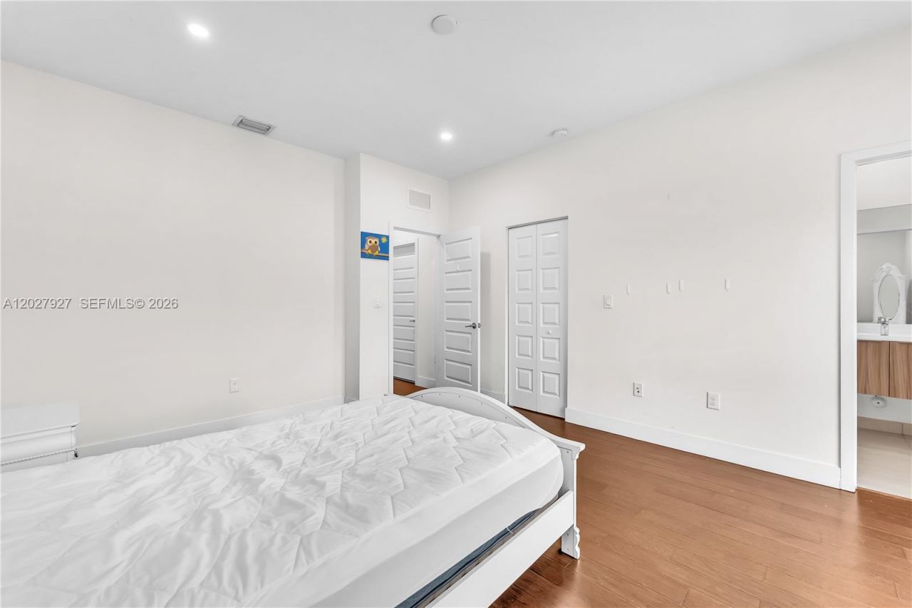 10250 NW 76th Ter , Doral, FL 33178 Photo