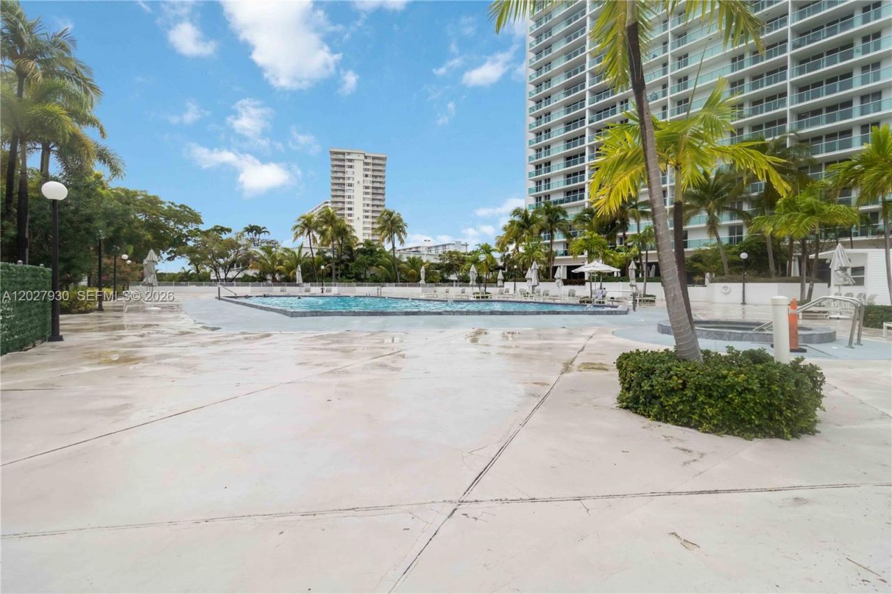 100 Bayview Dr , Unit 2014, Sunny Isles Beach, FL 33160 Photo
