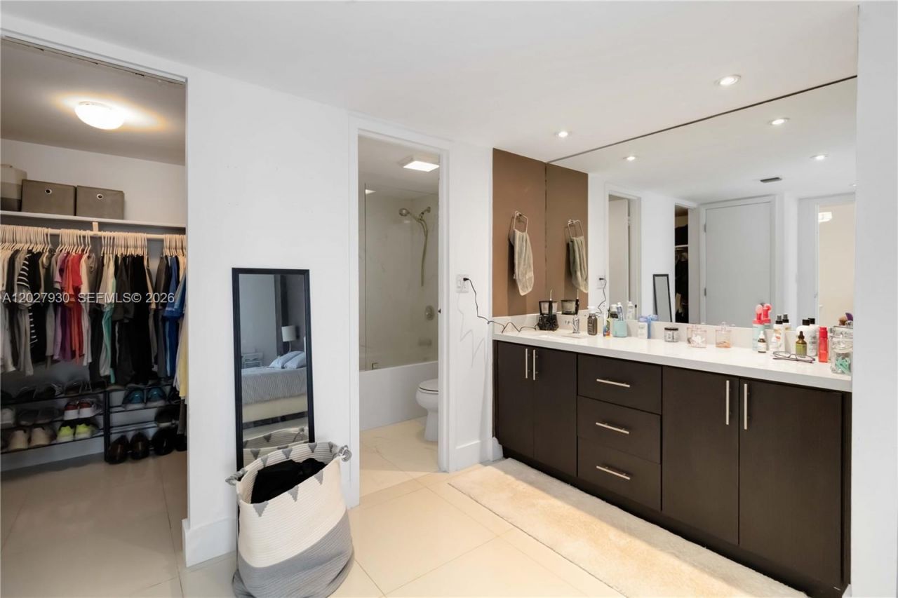 100 Bayview Dr , Unit 2014, Sunny Isles Beach, FL 33160 Photo