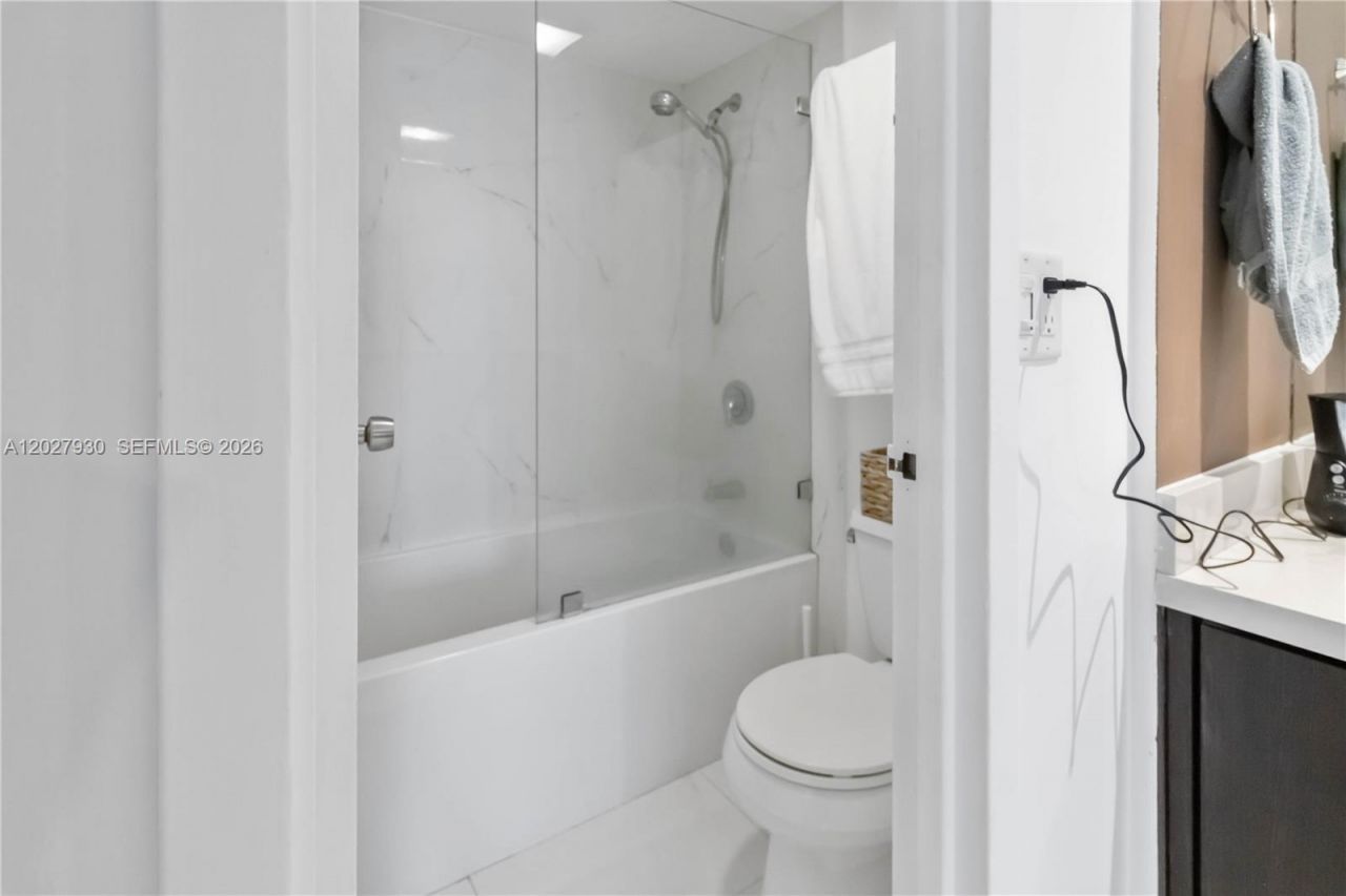 100 Bayview Dr , Unit 2014, Sunny Isles Beach, FL 33160 Photo