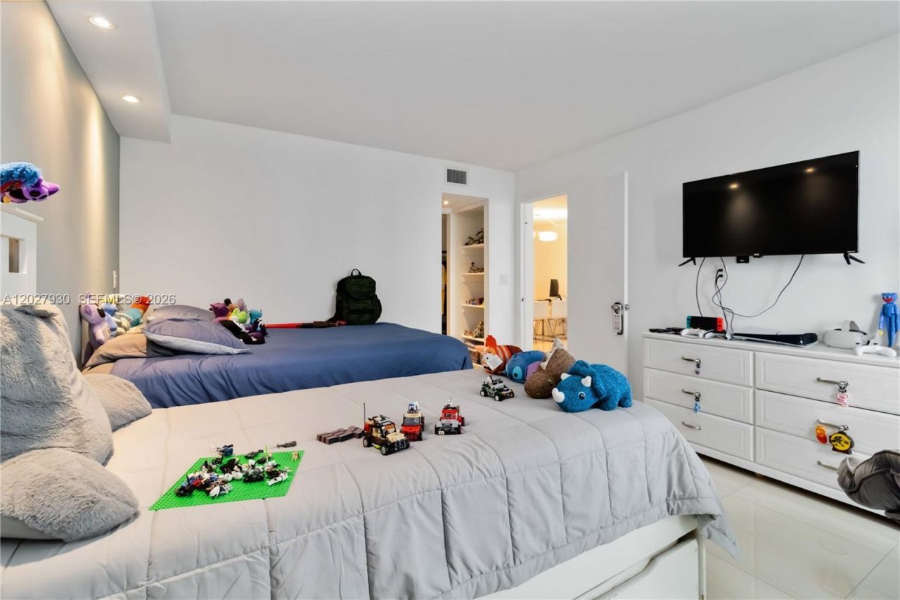 100 Bayview Dr , Unit 2014, Sunny Isles Beach, FL 33160 Photo