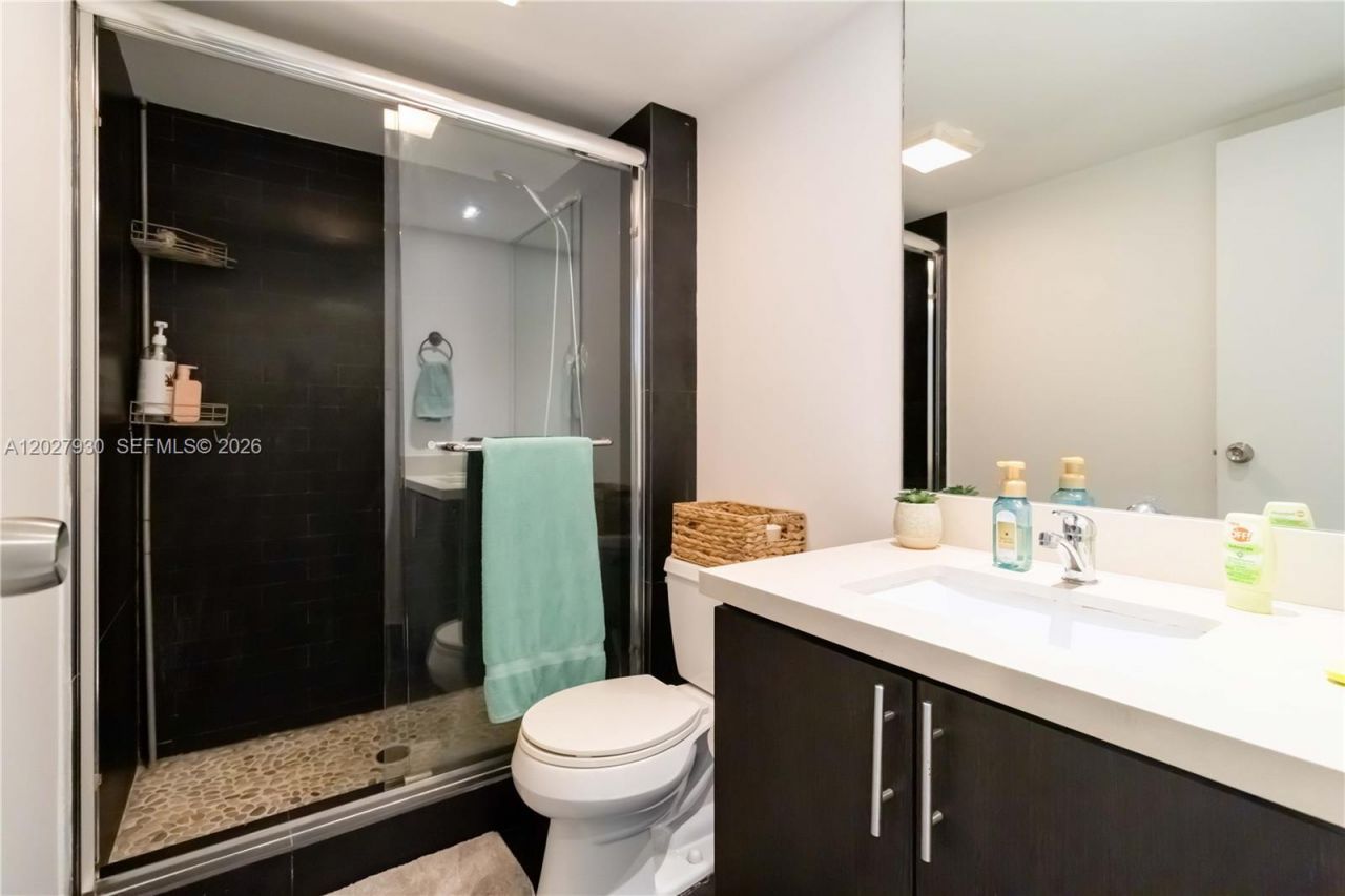 100 Bayview Dr , Unit 2014, Sunny Isles Beach, FL 33160 Photo