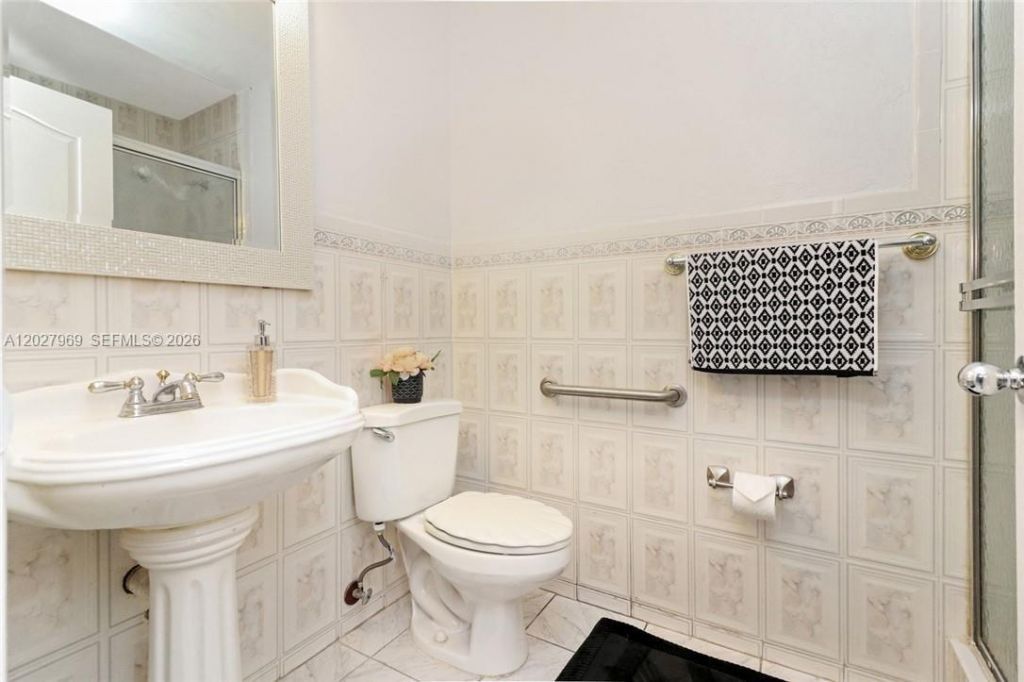 2250 W 74th Pl, Unit 8C, Hialeah, FL 33016 Photo