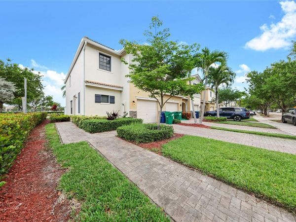 476 NE 194th Ter , Miami, FL 33179