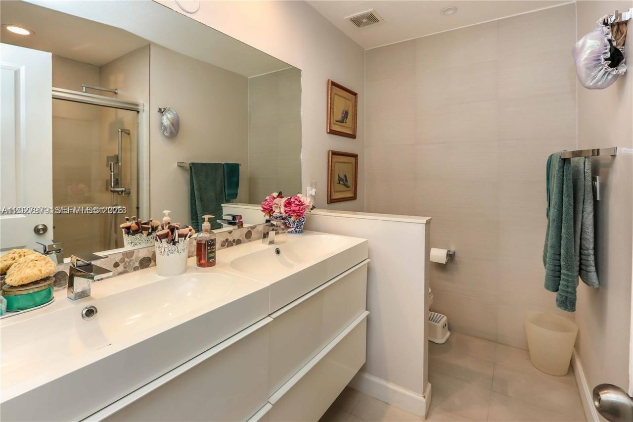 476 NE 194th Ter , Miami, FL 33179 Photo