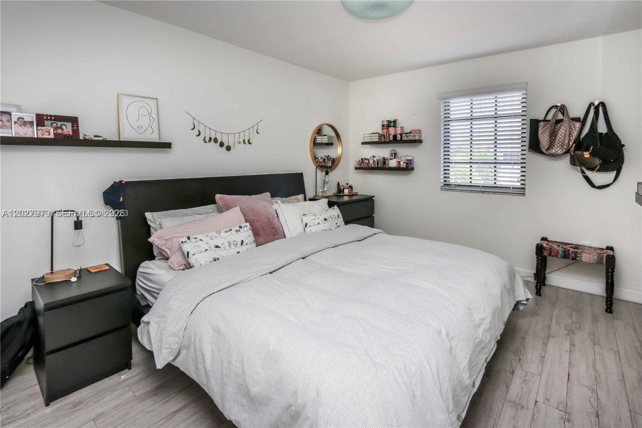 476 NE 194th Ter , Miami, FL 33179 Photo