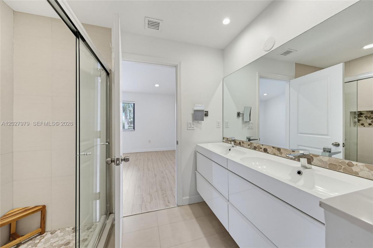 476 NE 194th Ter , Miami, FL 33179 Photo