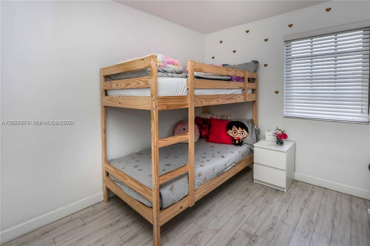 476 NE 194th Ter , Miami, FL 33179 Photo