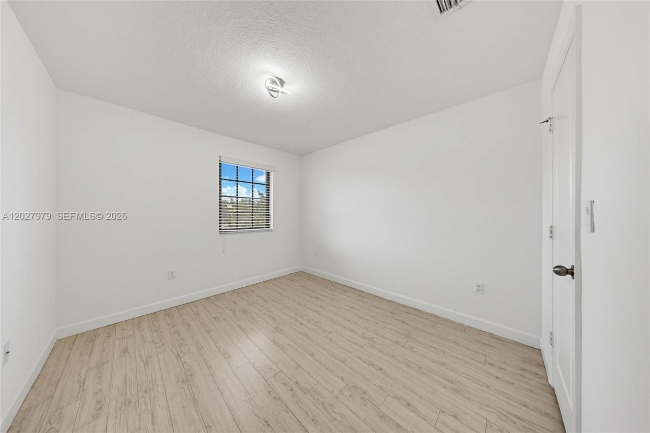 476 NE 194th Ter , Miami, FL 33179 Photo