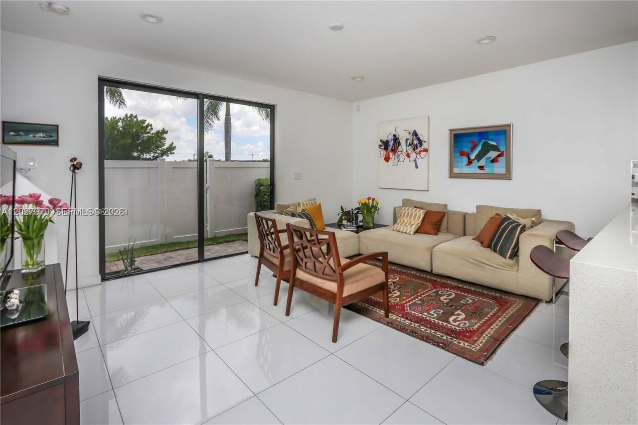 476 NE 194th Ter , Miami, FL 33179 Photo