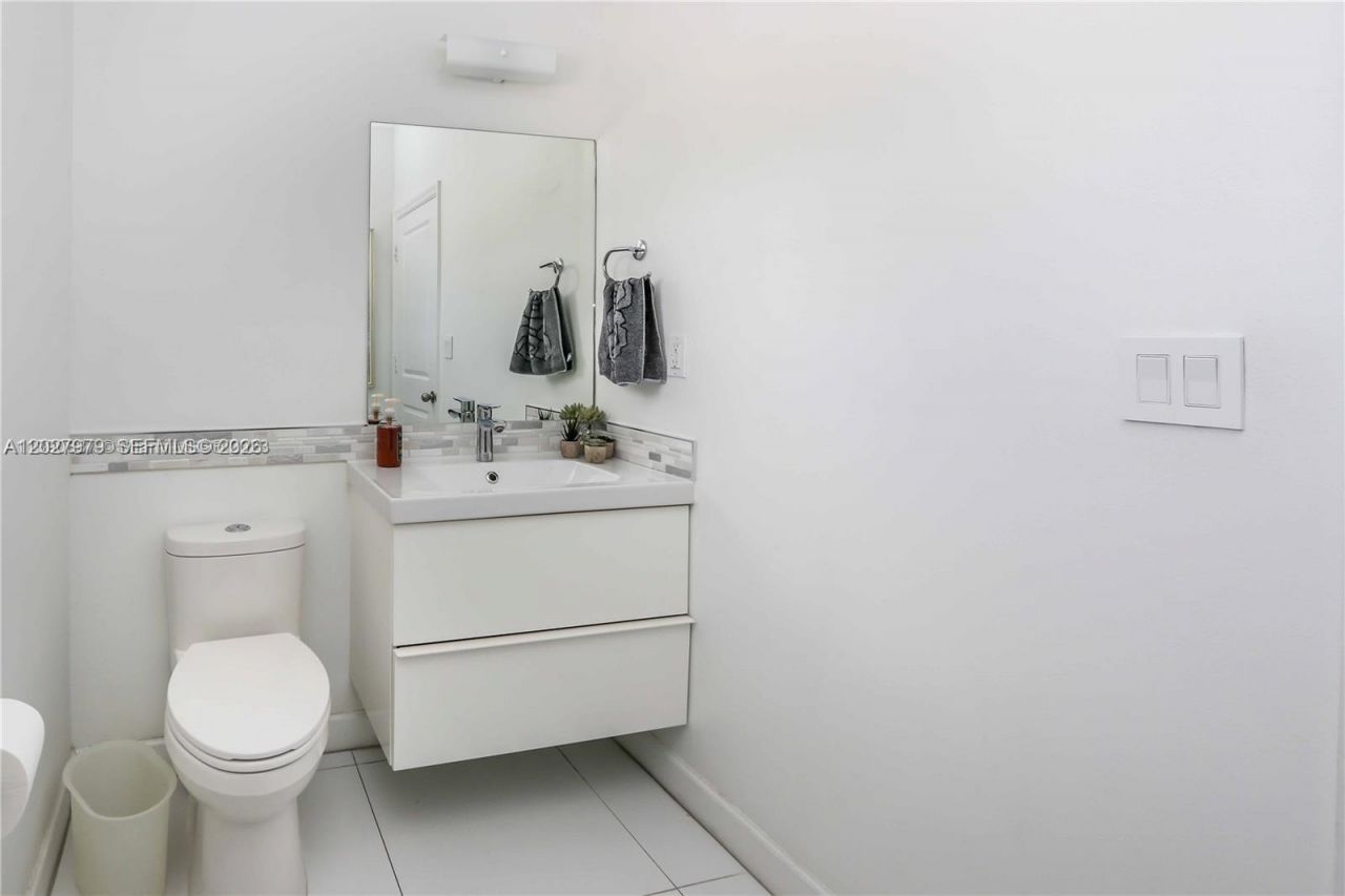 476 NE 194th Ter , Miami, FL 33179 Photo