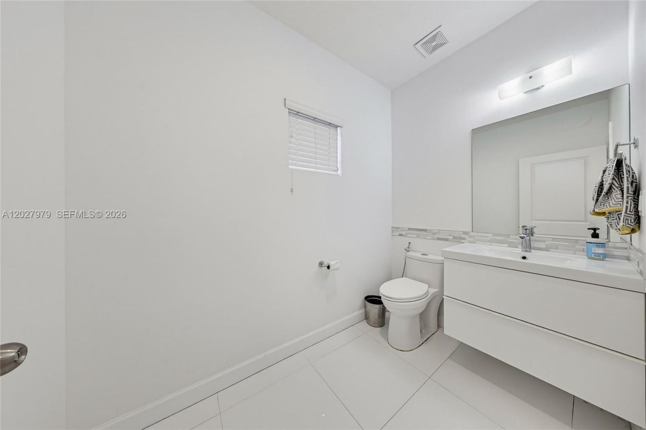 476 NE 194th Ter , Miami, FL 33179 Photo