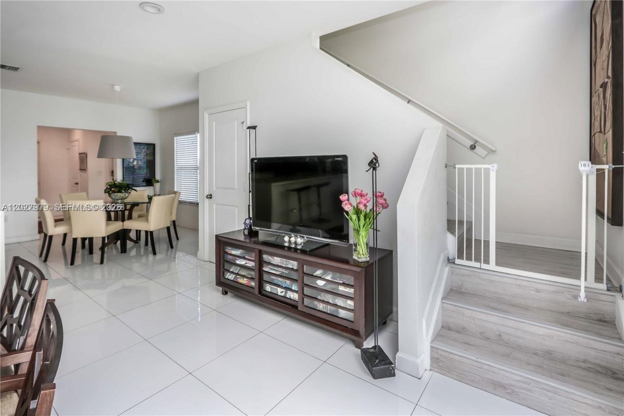 476 NE 194th Ter , Miami, FL 33179 Photo
