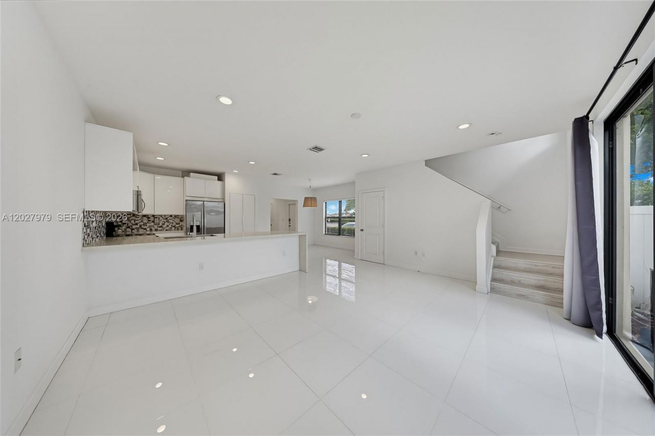 476 NE 194th Ter , Miami, FL 33179 Photo