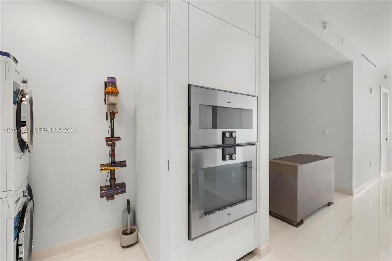 300 Biscayne Boulevard Way, Unit 3905W, Miami, FL 33131 Photo