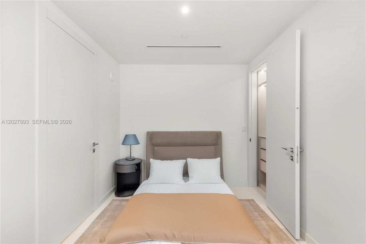 300 Biscayne Boulevard Way, Unit 3905W, Miami, FL 33131 Photo
