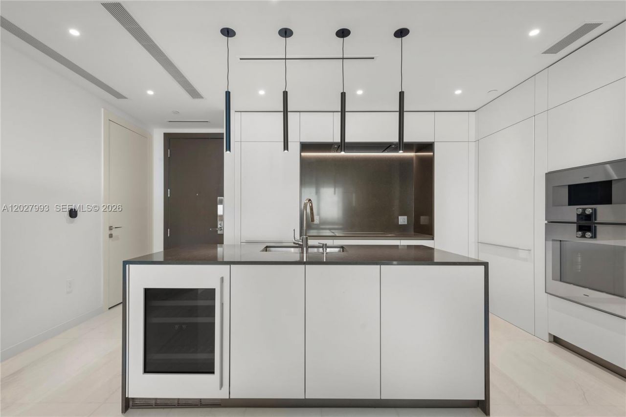 300 Biscayne Boulevard Way, Unit 3905W, Miami, FL 33131 Photo