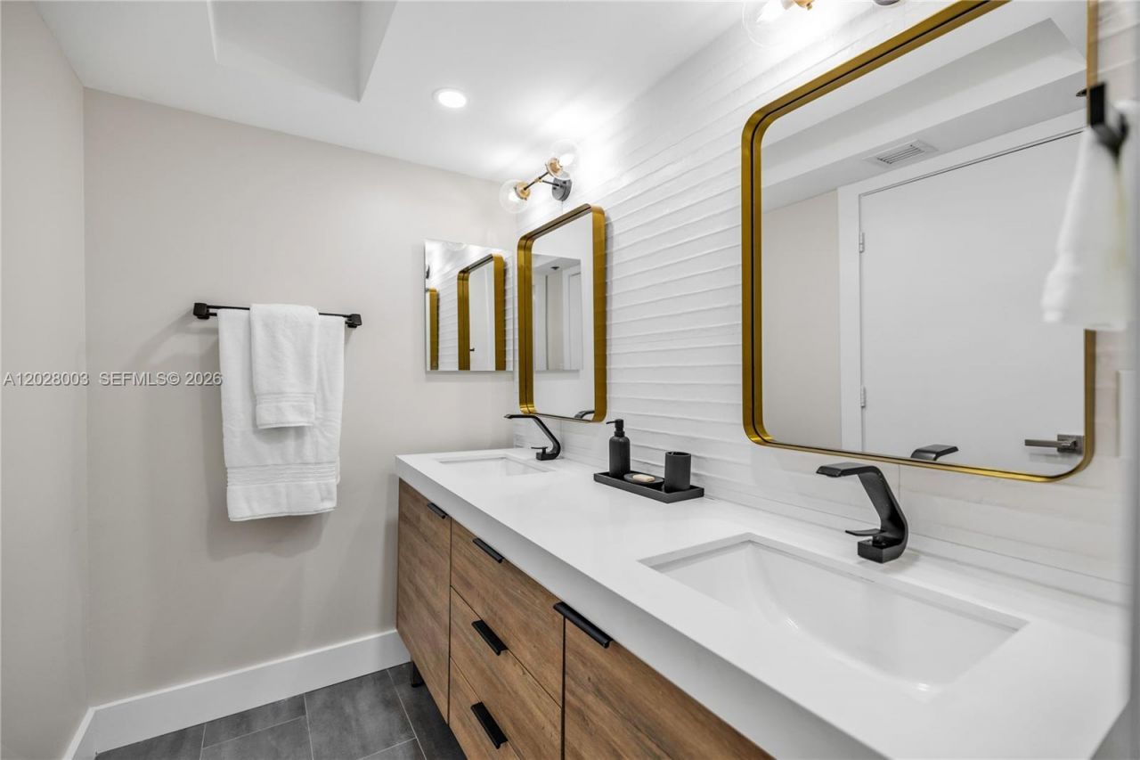 6917 Collins Ave, Unit 1404, Miami Beach, FL 33141 Photo