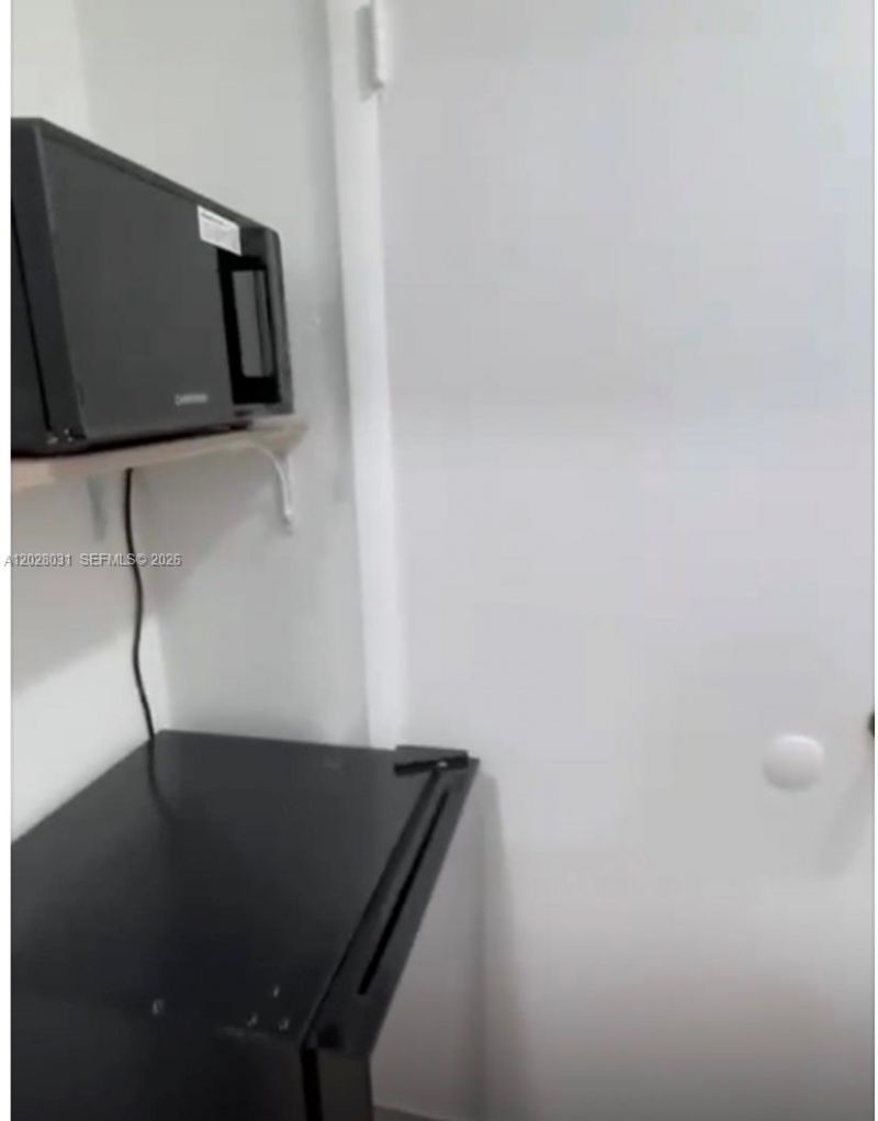 570 W 46th Pl , Unit B, Hialeah, FL 33012 Photo