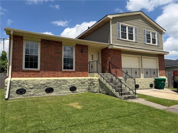 532 OAKWOOD Drive , Gretna, LA 70056
