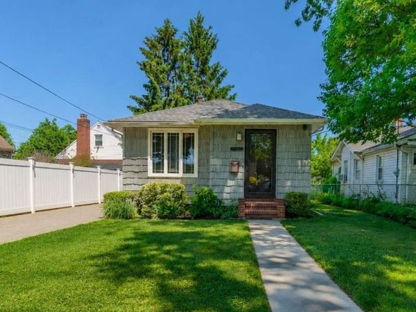 26209 E Williston Avenue, Floral Park, NY 11001