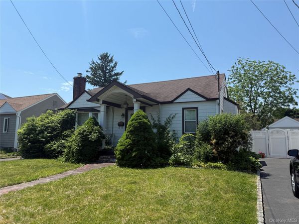218 Park Avenue , Hicksville, NY 11801