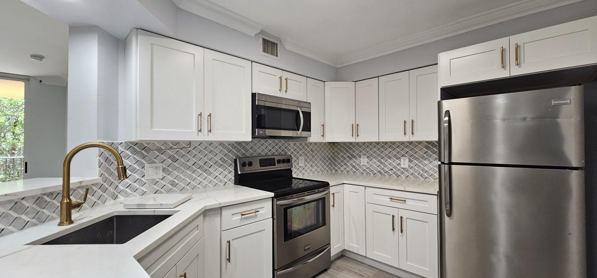 400 Scotia Drive, Unit 203, Hypoluxo, FL 33462 Photo