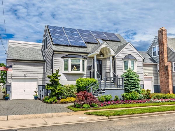 650 S 9th Street , Lindenhurst, NY 11757