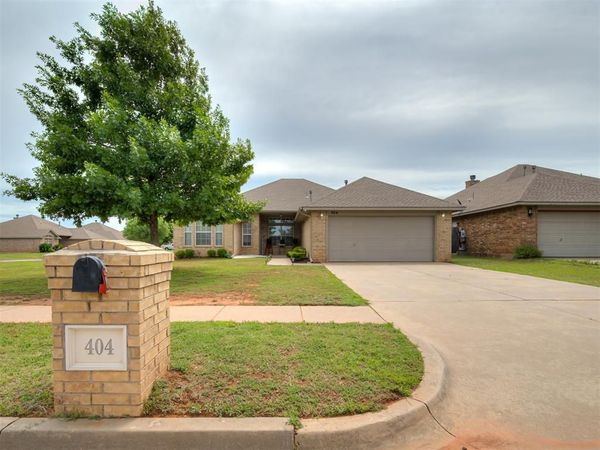 404 S Pointe Lane, Mustang, OK 73064