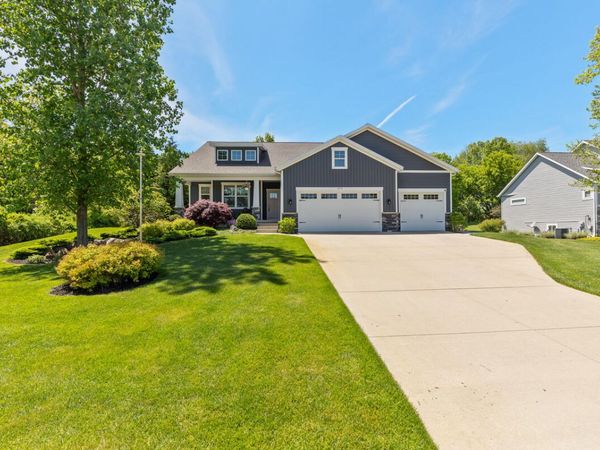 9579 Arrowcrest Drive NE, Rockford, MI 49341