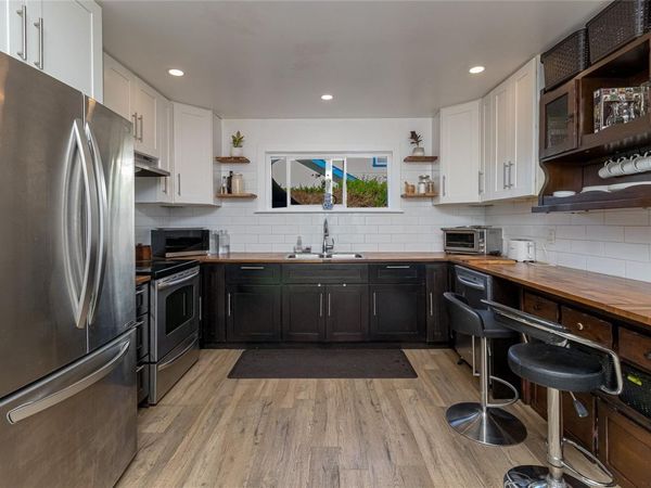 862 Canterbury Rd , Saanich, BC V8X 3E6
