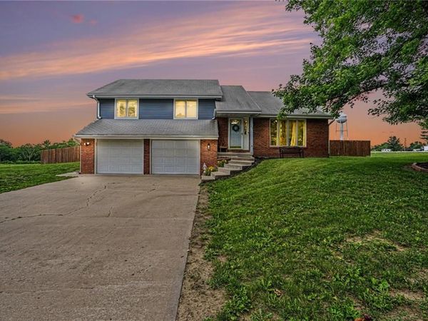 705 Benjamin Avenue, Gower, MO 64454