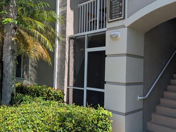 5001 Wiles Road, Unit 105, Coconut Creek, FL 33073