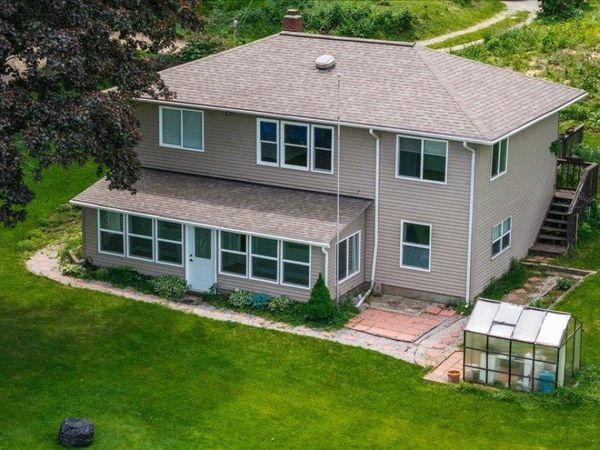 1400 Lakeview , Tipton, MI 49287