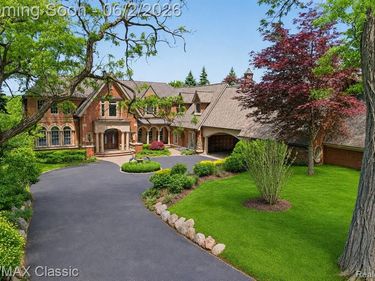 2360 Private Drive, Lake Angelus, MI 48329