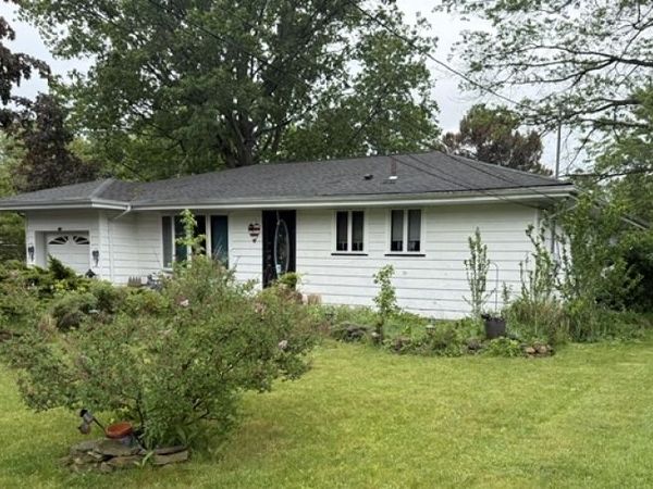 160 Hayes Ave, Clark, NJ 07066