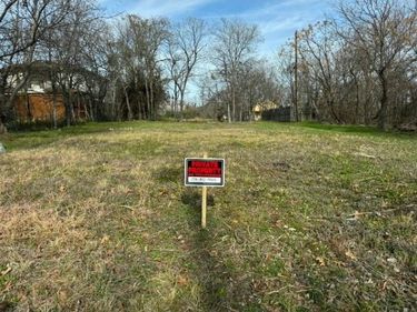 1625 E Leuda Street , Fort Worth, TX 76104