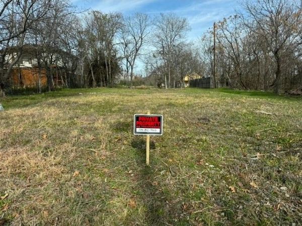 1625 E Leuda Street , Fort Worth, TX 76104