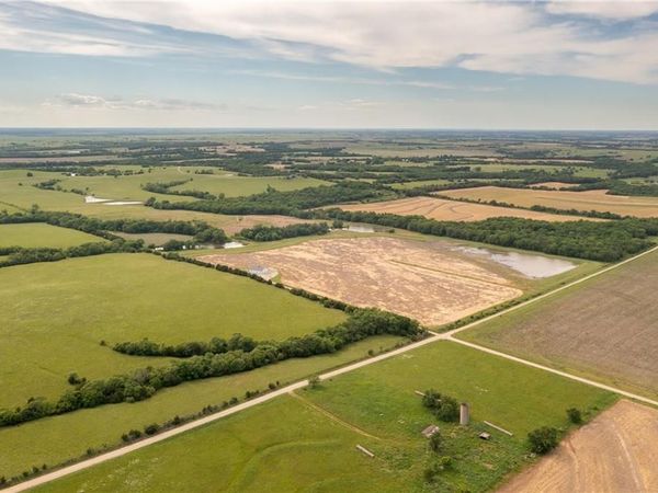 27699 S Hoch Road, Osage City, KS 66523